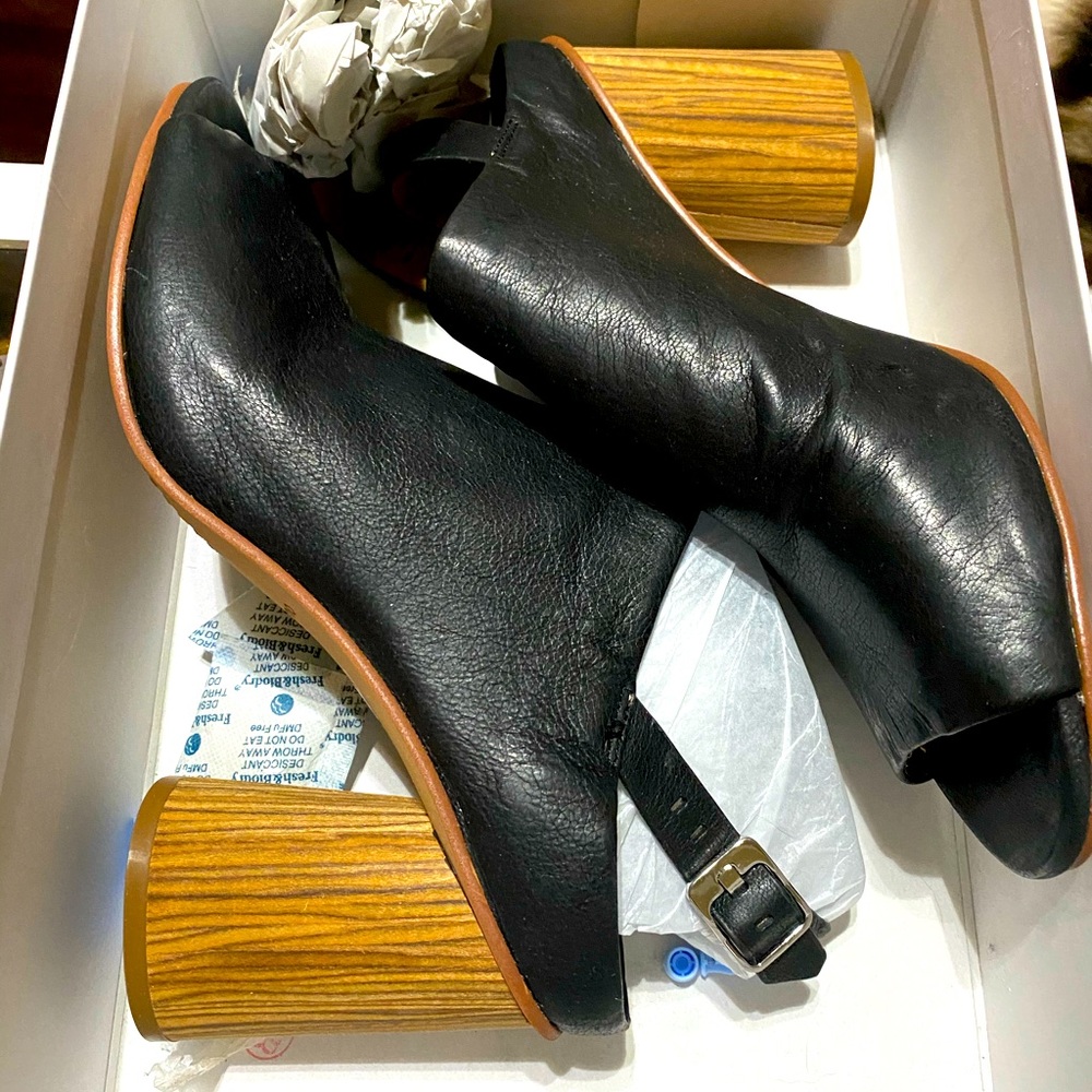 Corso Como Leather Peep Toe Sandal Size 8